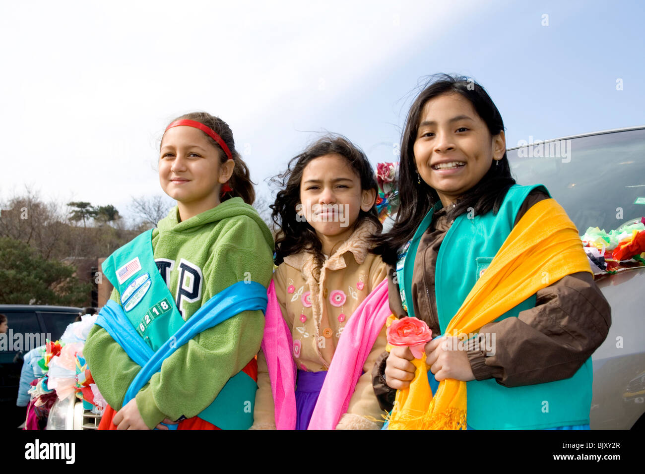 Tre ragazze scout età 12 vestito in tradizionali abiti messicani. Cinco de Mayo Fiesta St Paul Minnesota USA Foto Stock