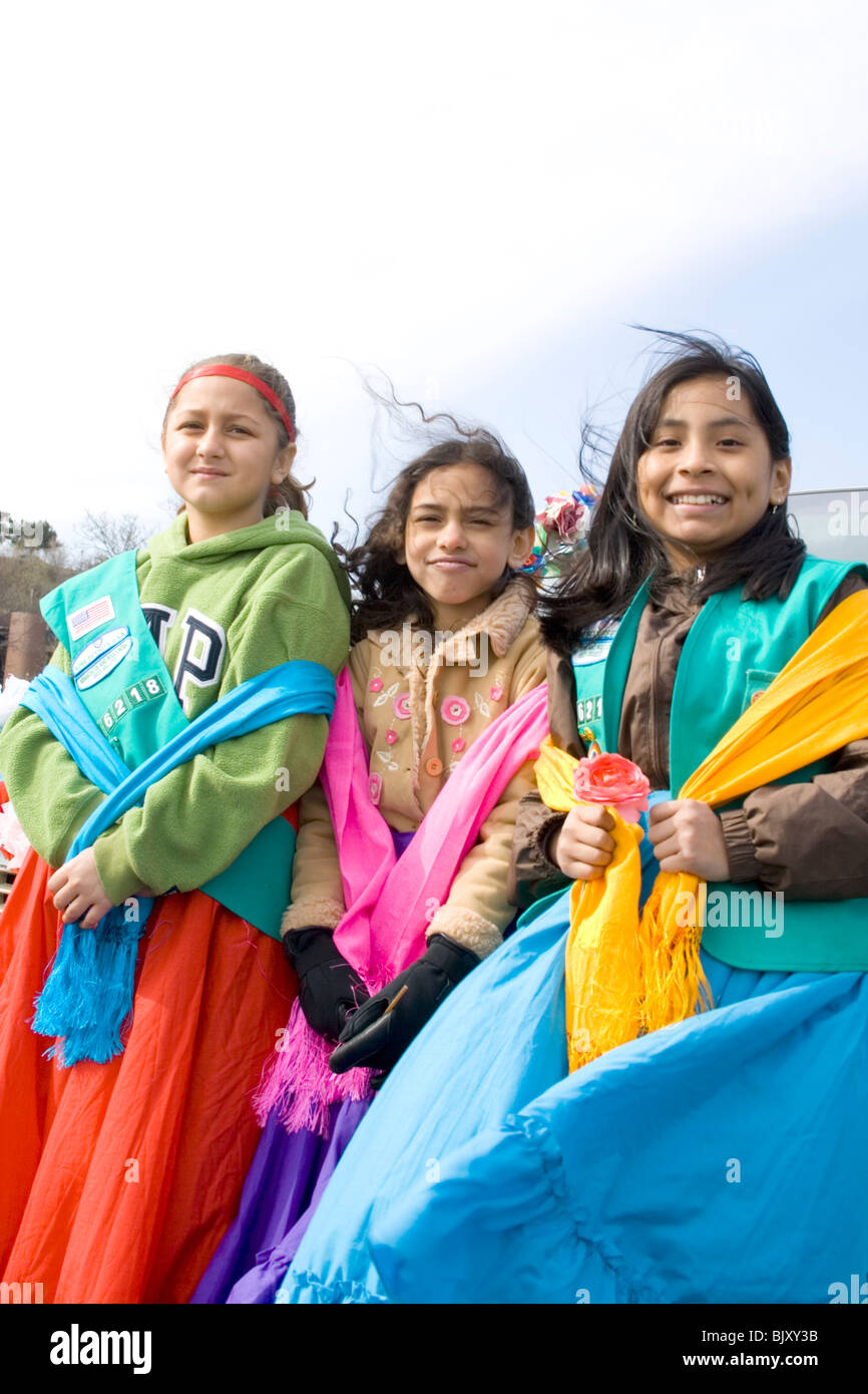 Tre ragazze scout età 12 vestiti nei tradizionali costumi messicani. Cinco  de Mayo Fiesta St Paul Minnesota USA Foto stock - Alamy