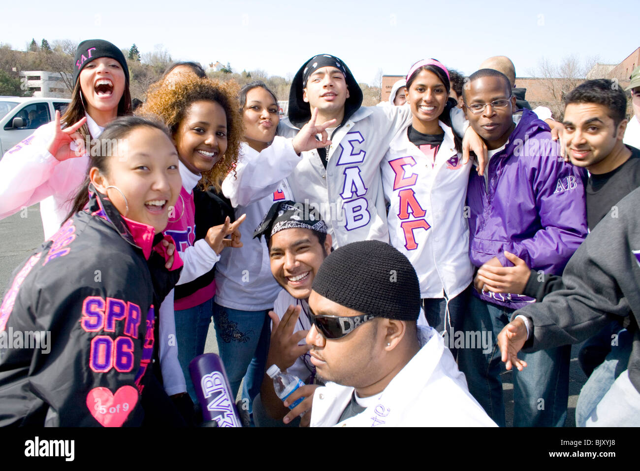 Latino fraternità Sigma Lambda e Beta sorority Sigma Lambda gamma godendo il giorno Cinco de Mayo Fiesta St Paul Minnesota USA Foto Stock