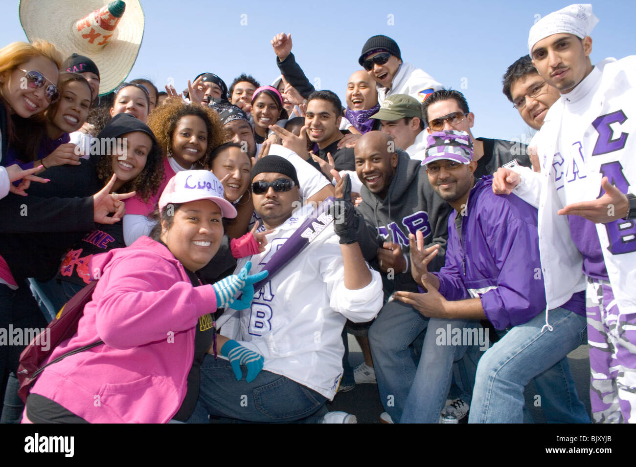 Latino fraternità Sigma Lambda e Beta sorority Sigma Gamma Lambda insieme. Cinco de Mayo Fiesta St Paul Minnesota USA Foto Stock