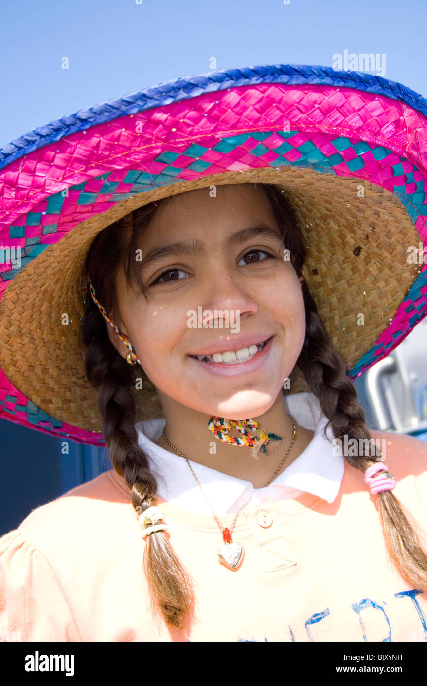 Sorridente giovane Chicana girl età 12 indossando un sombrero. Cinco de Mayo Fiesta St Paul Minnesota USA Foto Stock