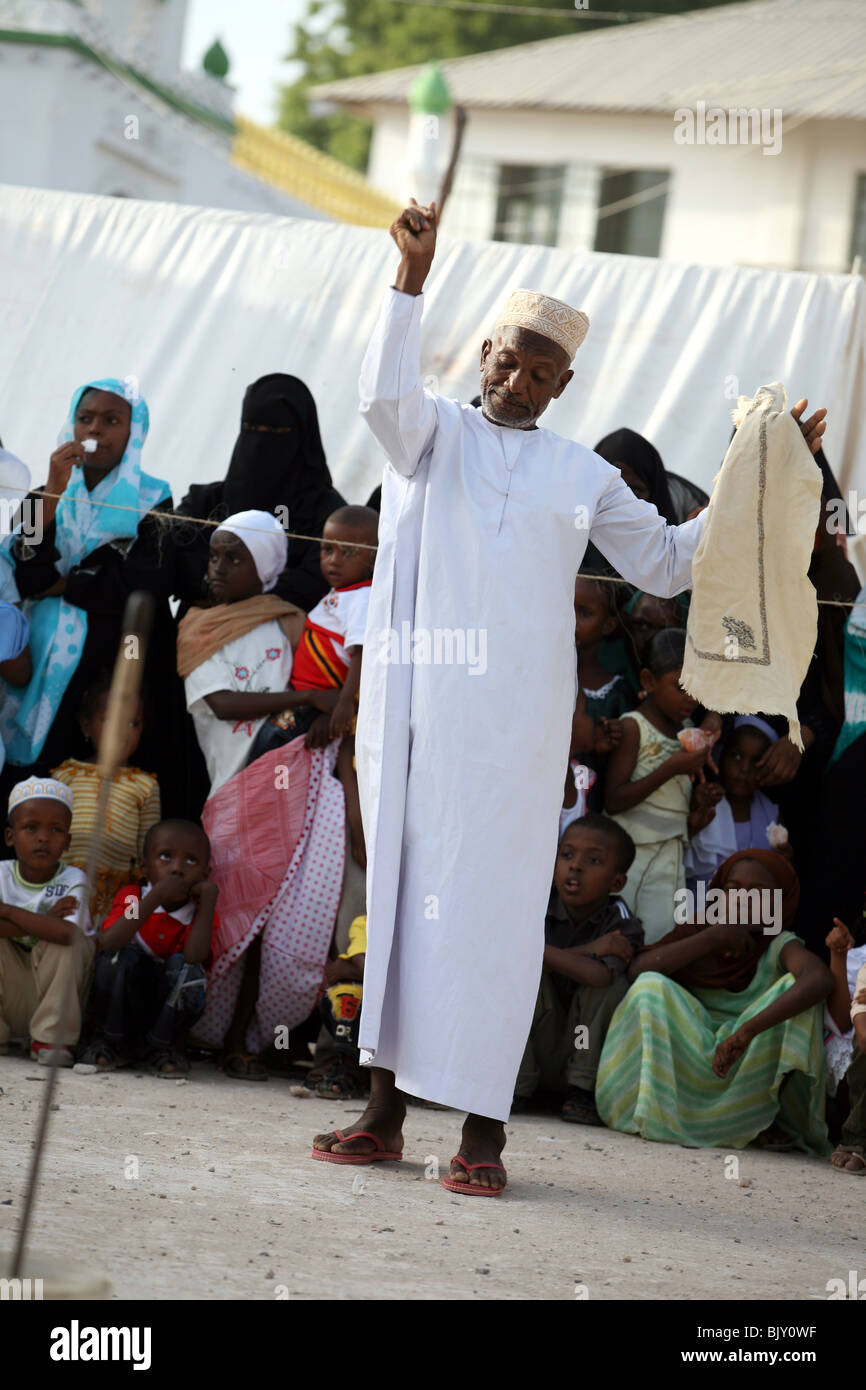 Il Maulidi celebrazione del Profeta Maometto il compleanno al di fuori della moschea Riyadha Lamu Kenya Foto Stock