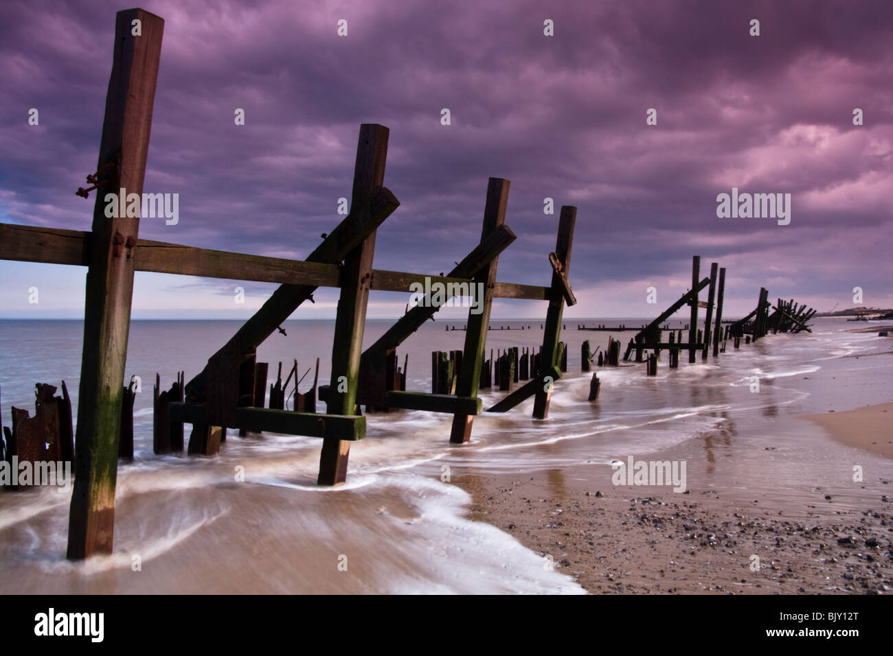 Le nuvole creano un cielo tempestoso oltre Happisburgh Norfolk Foto Stock