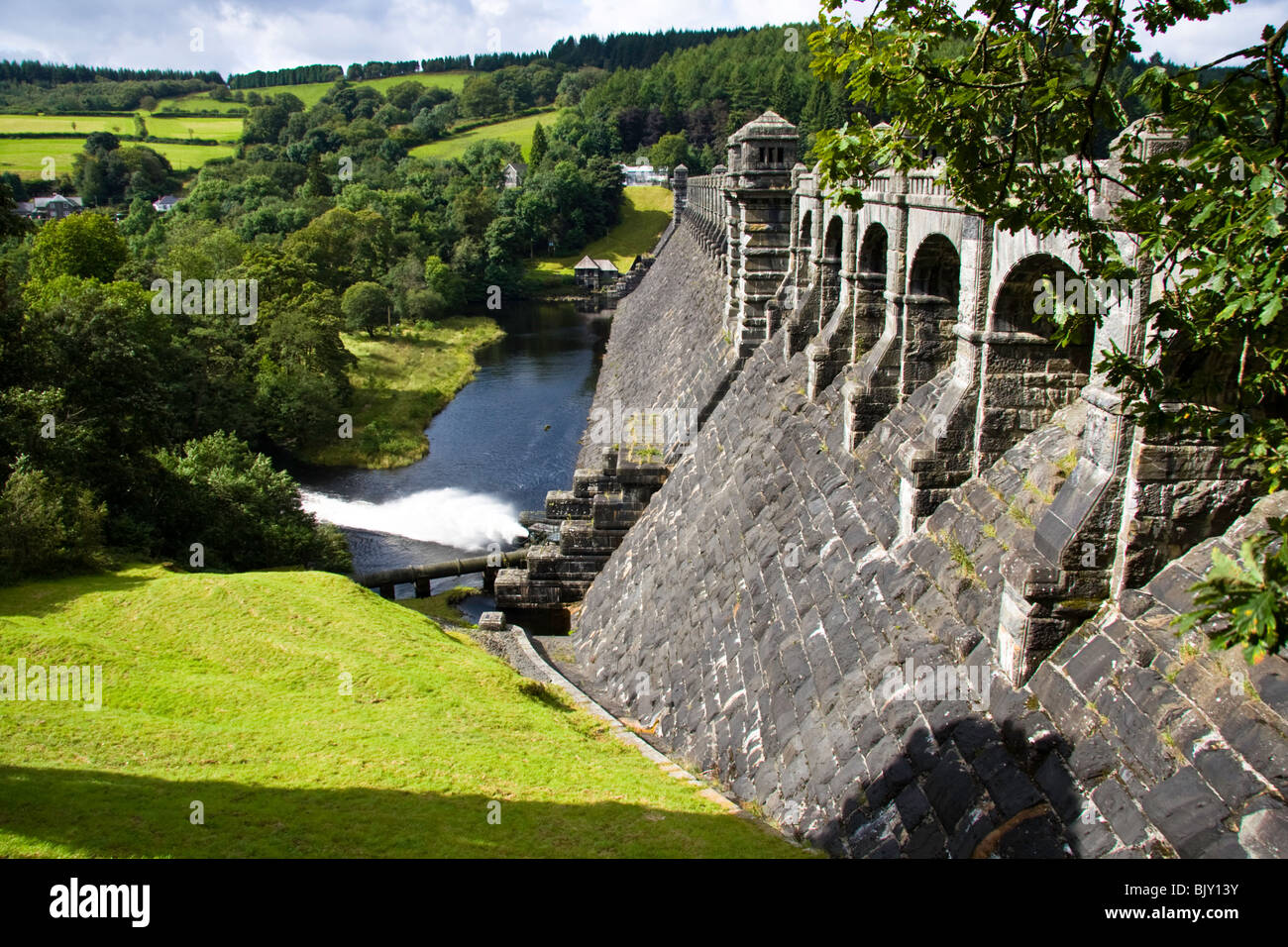 La diga a Lake Vyrnwy Galles sorge orgoglioso in questa valle Gallese Foto Stock