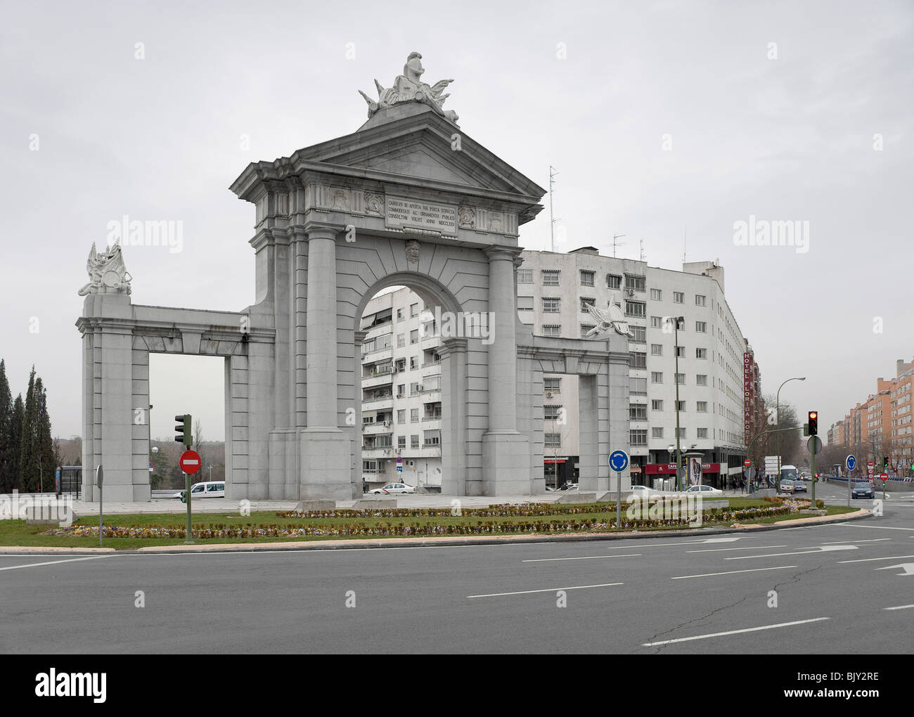San Vicente rotatoria con l'antica e la storica Porta di Pietra del re Carlos III nella città di Madrid, capitale della Spagna, Europa Foto Stock