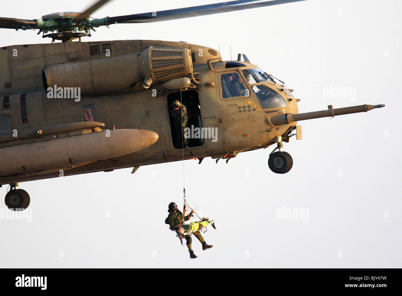 Forza Aerea israeliana Sikorsky CH-53 elicottero durante una operazione di salvataggio Foto Stock