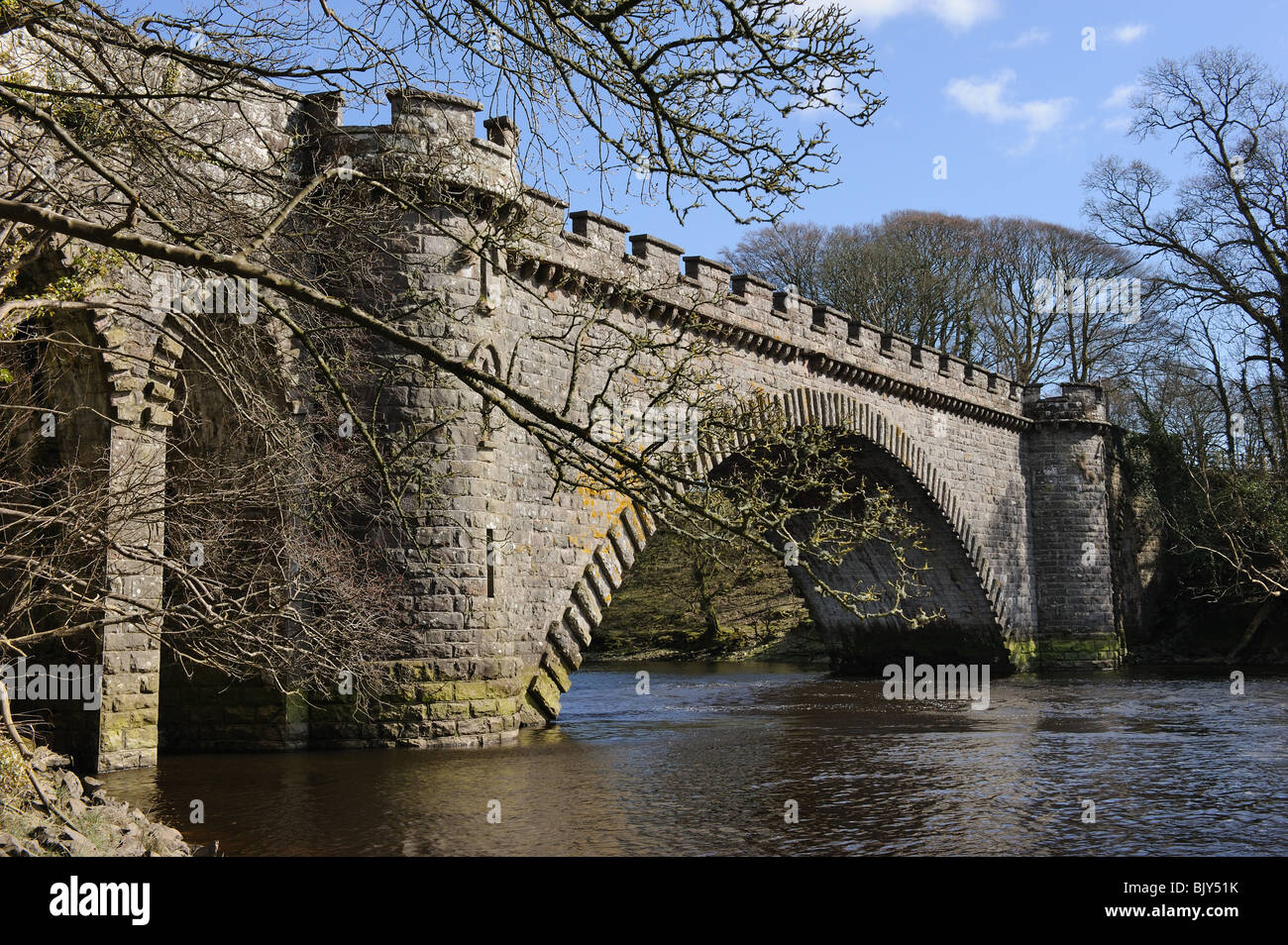 Ponte di Tongland costruito da Thomas Telford sul fiume Dee, Kirkcudbright, Dumfries e Galloway, Scozia, Regno Unito Foto Stock