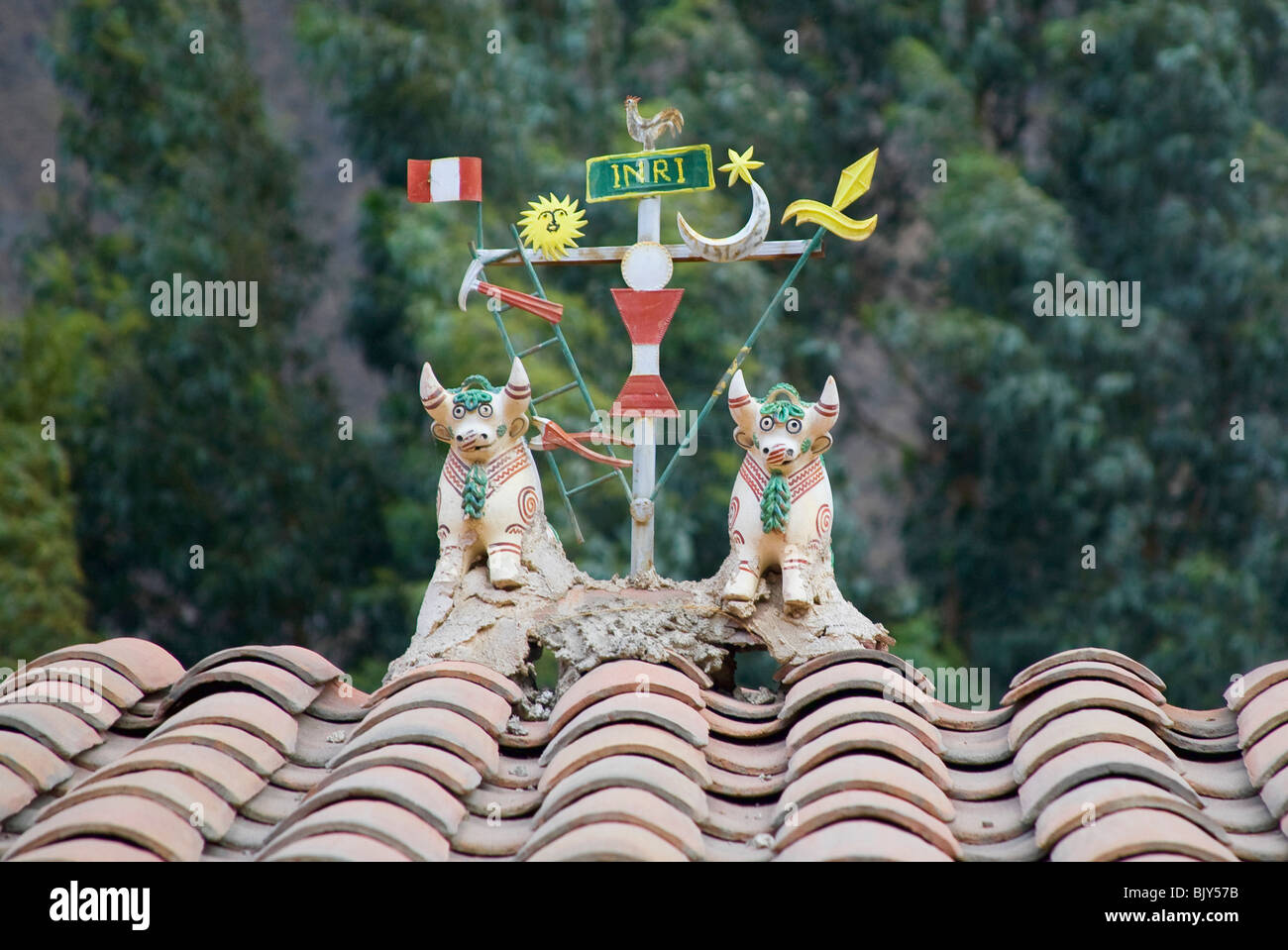Un ornamento del tetto per allontanare gli spiriti maligni su un tetto di tegole ad Ollantaytambo, Perù. Foto Stock