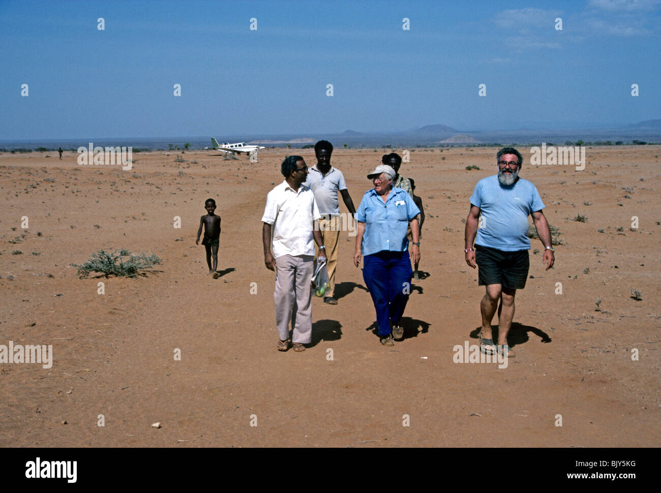 Dr Anne Spoerry a piedi dalla pista di atterraggio per aerei a Kor nel deserto Kaisut Foto Stock