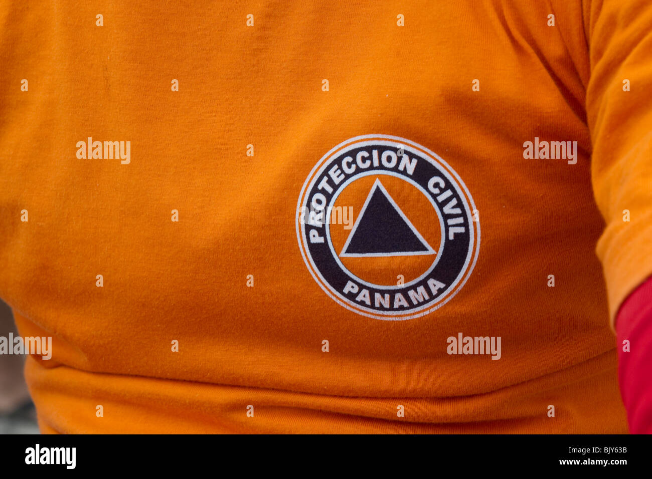 Protezione civile logo agenzia. T-Shirt Closeup. Repubblica di Panama, America Centrale Foto Stock