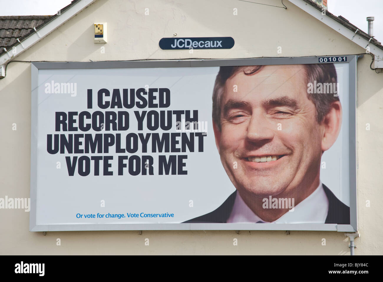 Partito conservatore 2010 elezione generale billboard con Gordon Brown al sito JCDecaux sulla fine della casa a schiera a Newport South Wales UK Foto Stock