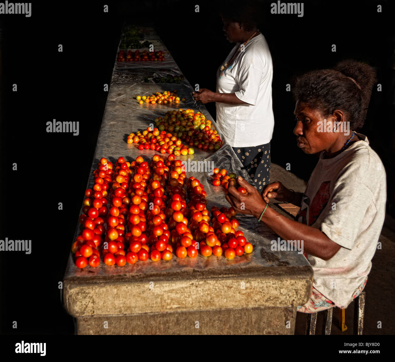 Venditori di pomodoro, mercato di Honiara, Isole Salomone Foto stock - Alamy