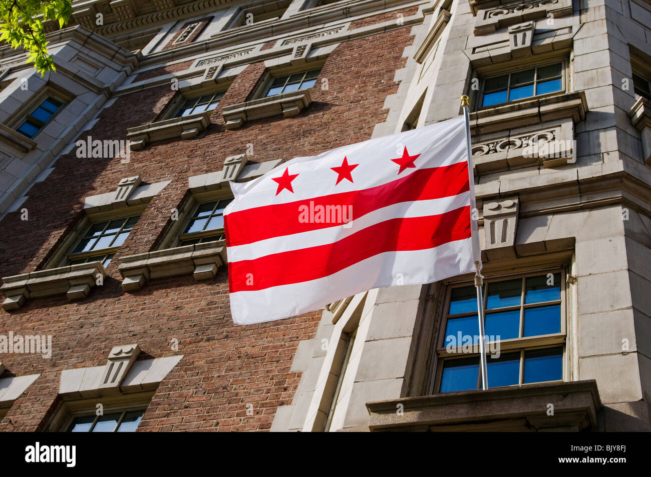 Washington DC, il Distretto di Columbia bandiera volare alto su Pennsylvania Avenue Foto Stock