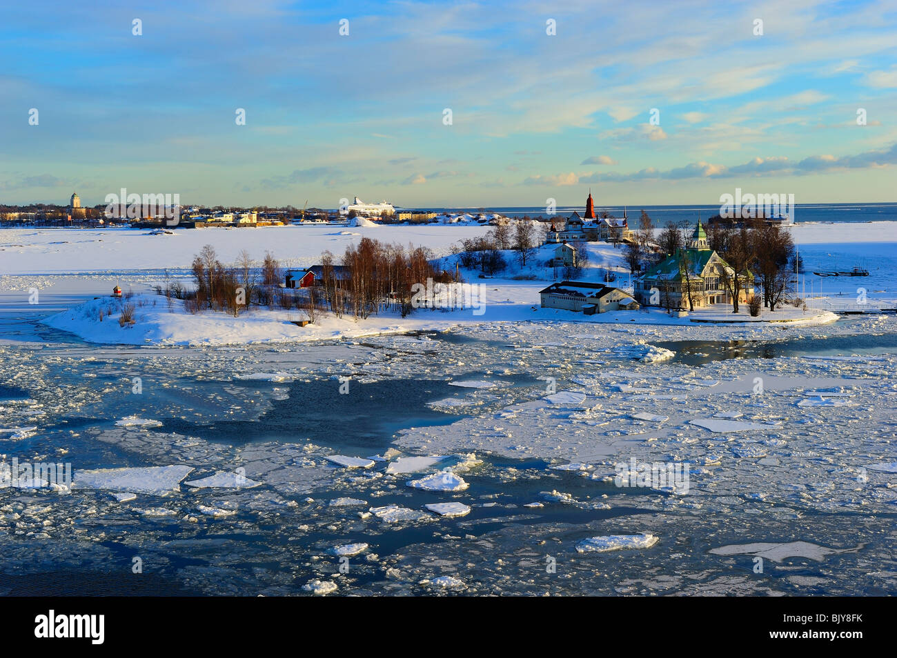 Icy Mar Baltico a Katajanokka Helsinki, con case finlandese su Valkosaari e isole Luoto Foto Stock