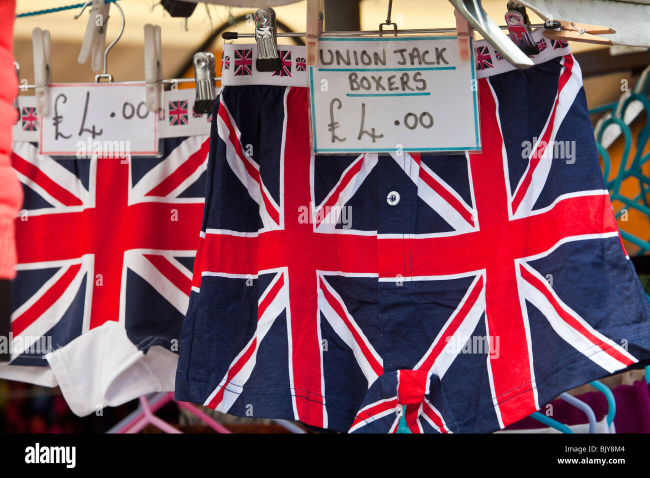 Unione Jack Boxer appeso su un mercato in stallo. Foto Stock