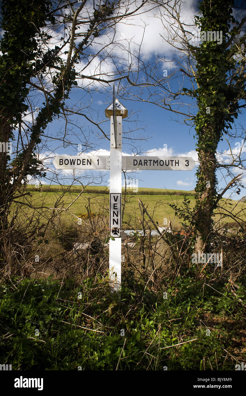 Cartello a Venn in un paese corsie vicino a Stoke Fleming,sfondi, Devon, Blu, Cliff, coste, Devon, direzione, segno direzionale, distanza Foto Stock