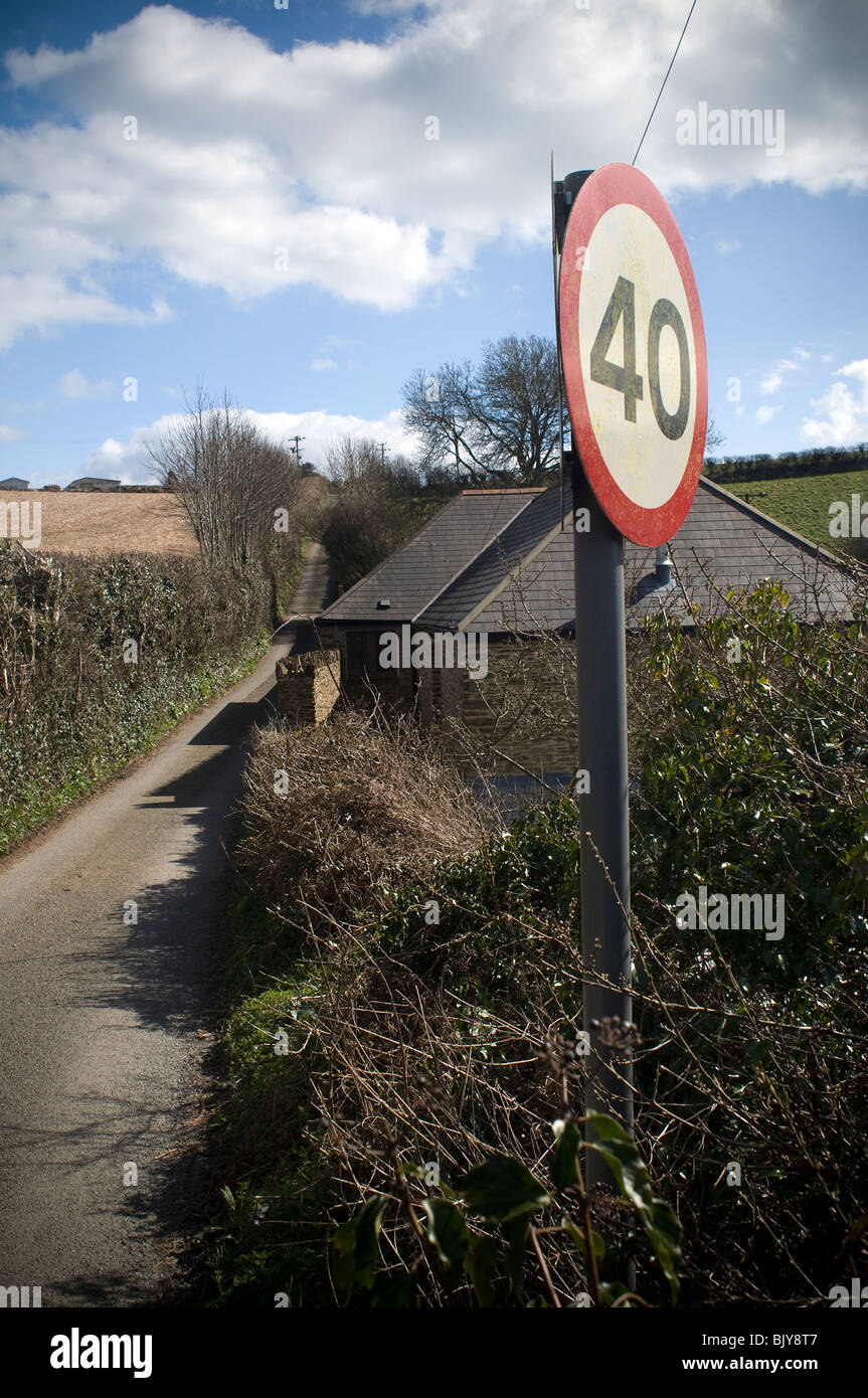 40 miglio di limite di velocità in corsia di paese,pendolari, il pendolarismo, emissioni, Inghilterra, ambiente, terreni agricoli, campi freeway, carburante, raggio Foto Stock