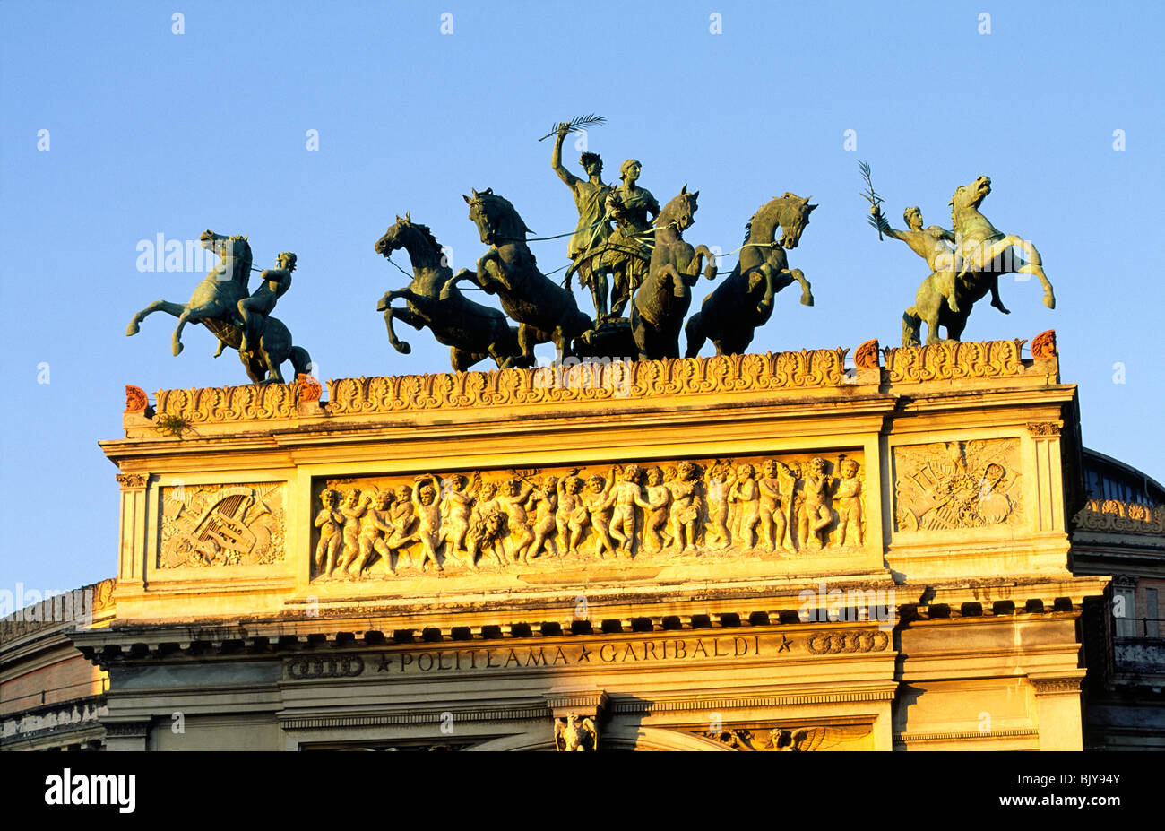 Palermo. Statue di bronzo da Rutelli sulla sommità sorge il Teatro Politeama Garibaldi, Palermo, Sicilia, Italia Foto Stock