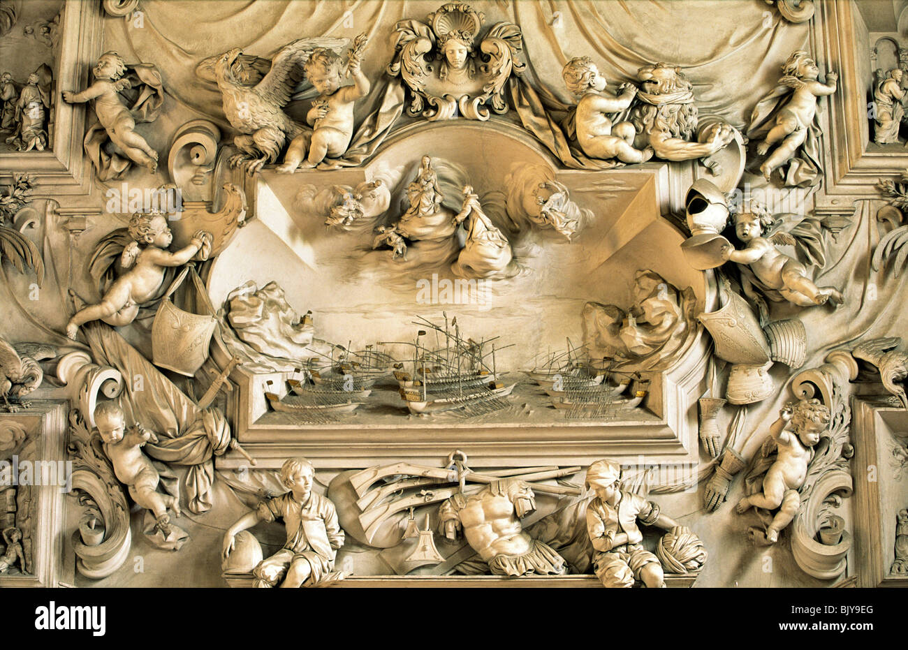 Dettaglio nell'Oratorio del Rosario di Santa Zita, Palermo, Sicilia, Italia. Stucco di battaglia di Lepanto da Giacomo Serpotta Foto Stock