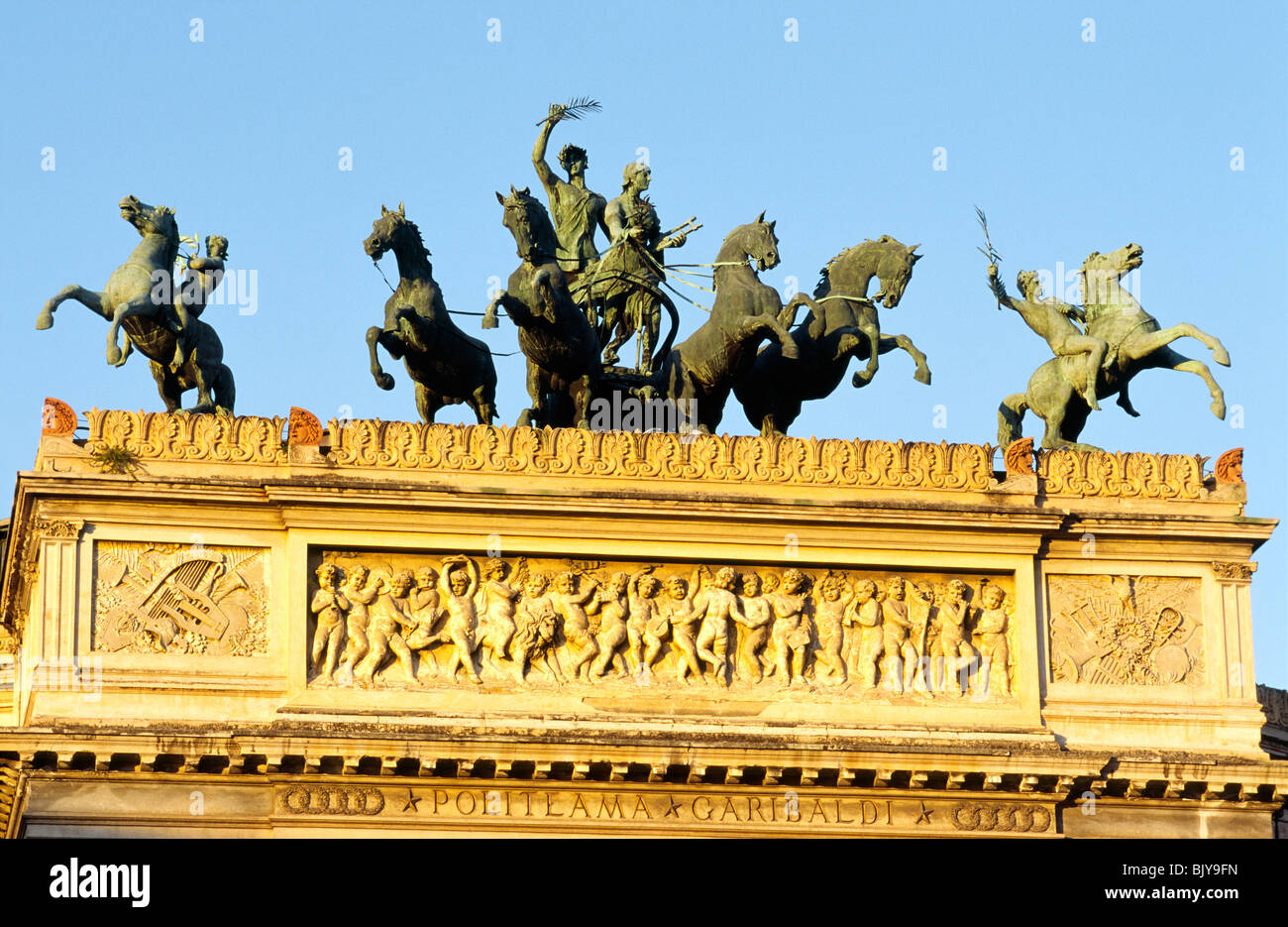 Palermo. Statue di bronzo da Rutelli sulla sommità sorge il Teatro Politeama Garibaldi, Palermo, Sicilia, Italia Foto Stock