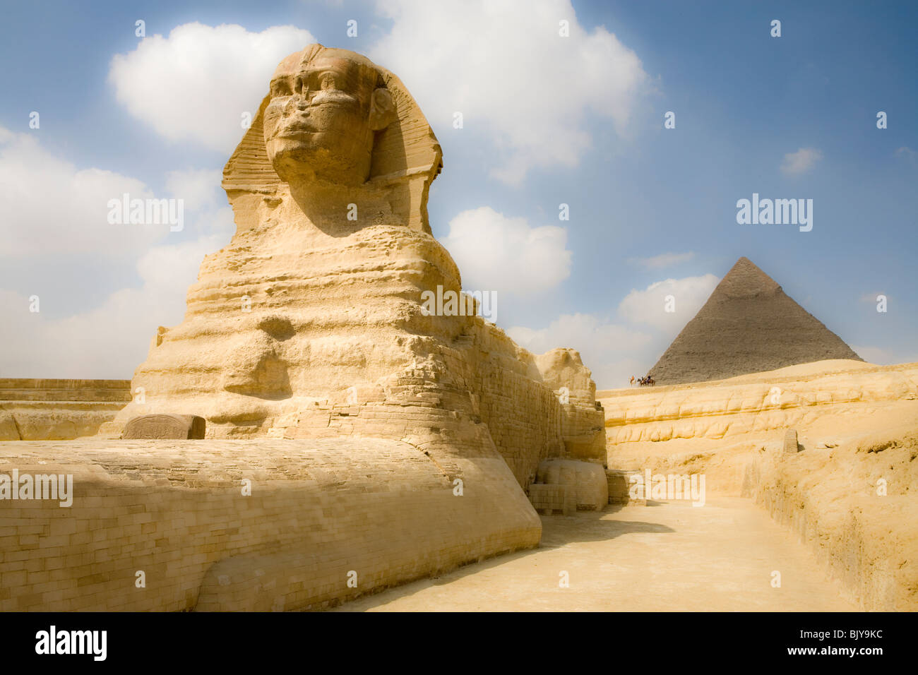 La Grande Sfinge a Giza visto dalla Sfinge Enclosure con piramide di Khafre in background, il Cairo, Egitto Giza Plateau Foto Stock