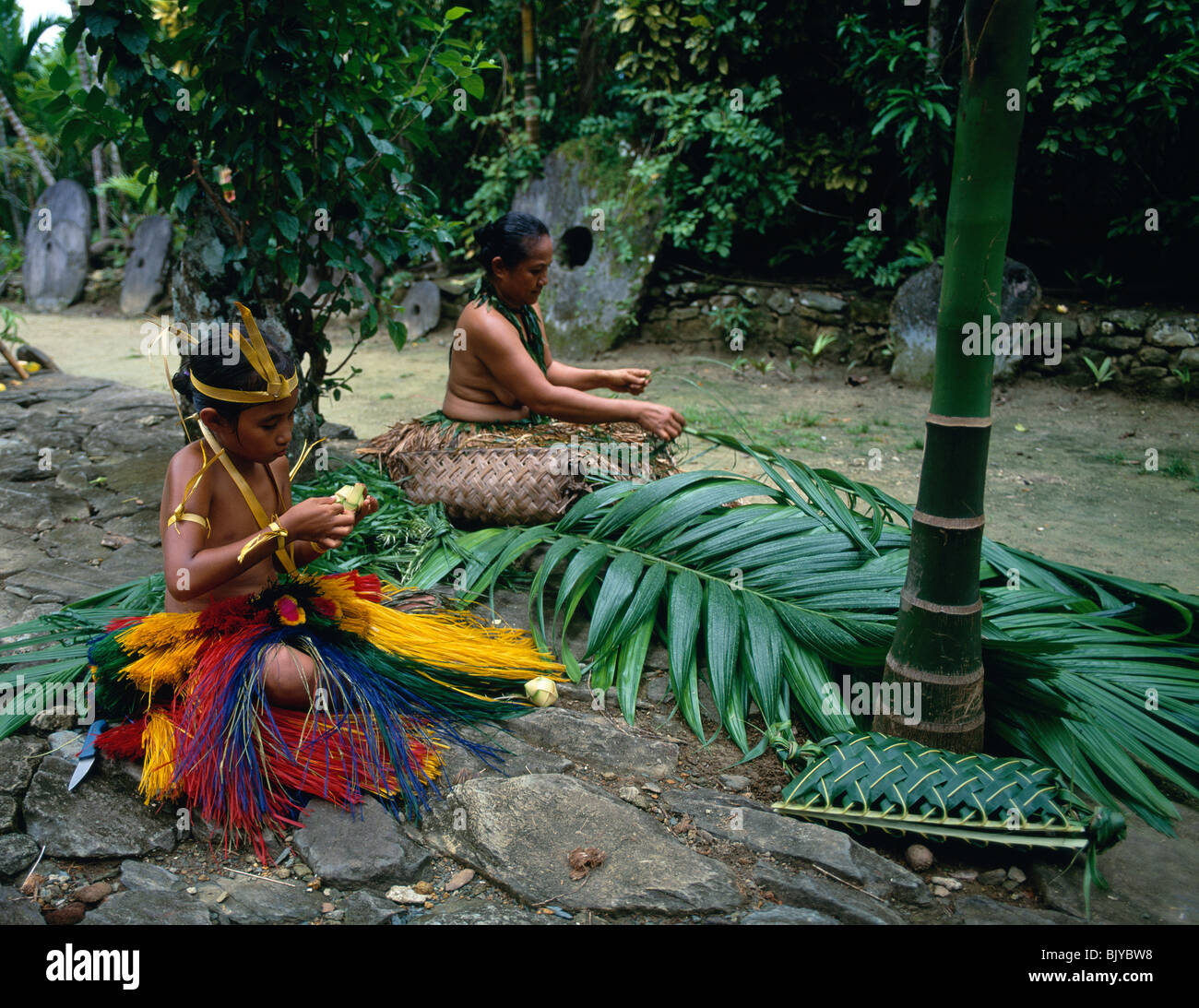 Donna e bambina tessitura di noci di arec foglie di palma, Yap Island, Stati Federati di Micronesia Foto Stock