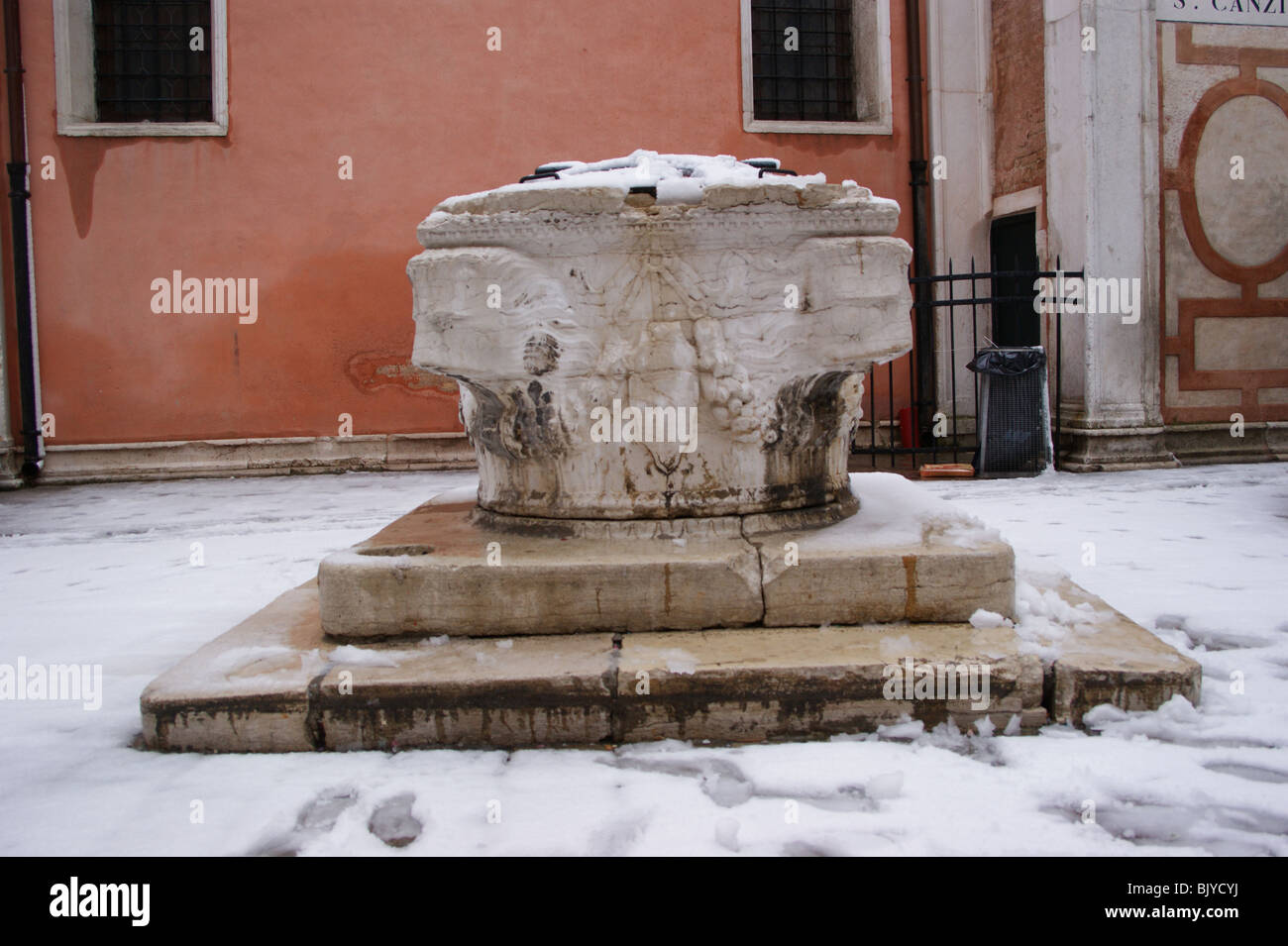 Venezia nella neve : testa di pozzo Foto Stock