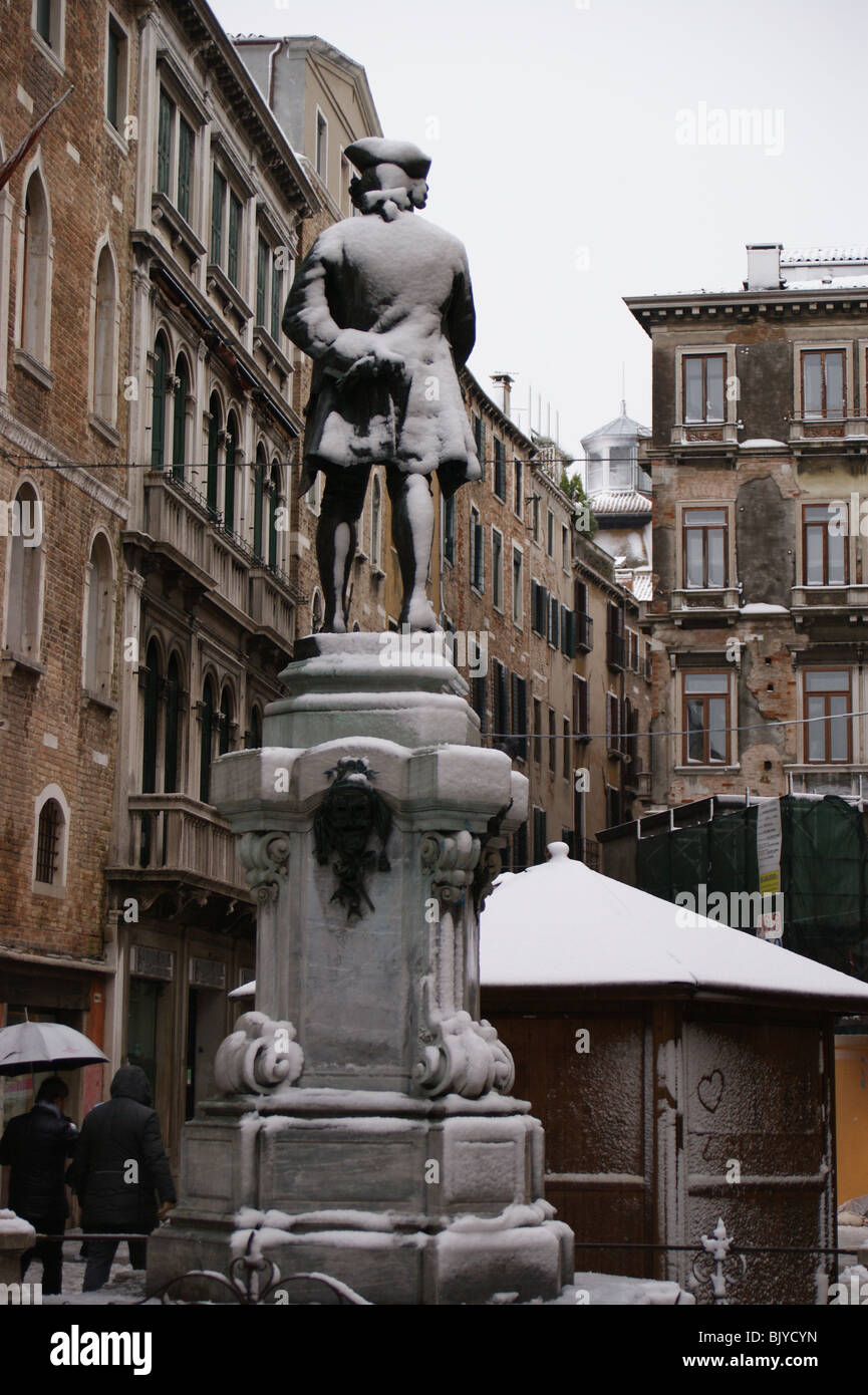 Venezia nella neve - statua del commediografo Carlo Goldoni Foto Stock