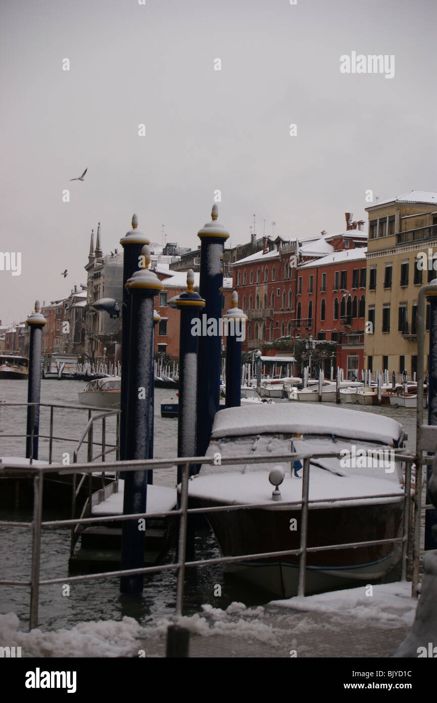 Venezia nella neve - taxi acquei, Canal Grande Foto Stock