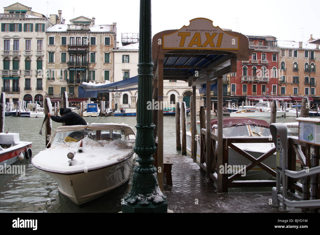 Venezia nella neve --dalla stazione dei taxi, Canal Grande Foto Stock