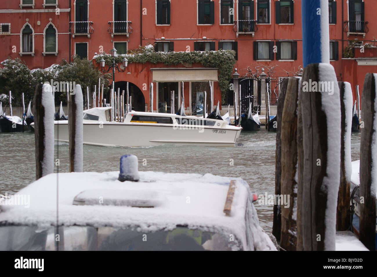 Venezia nella neve - taxi acqueo, Canal Grande Foto Stock