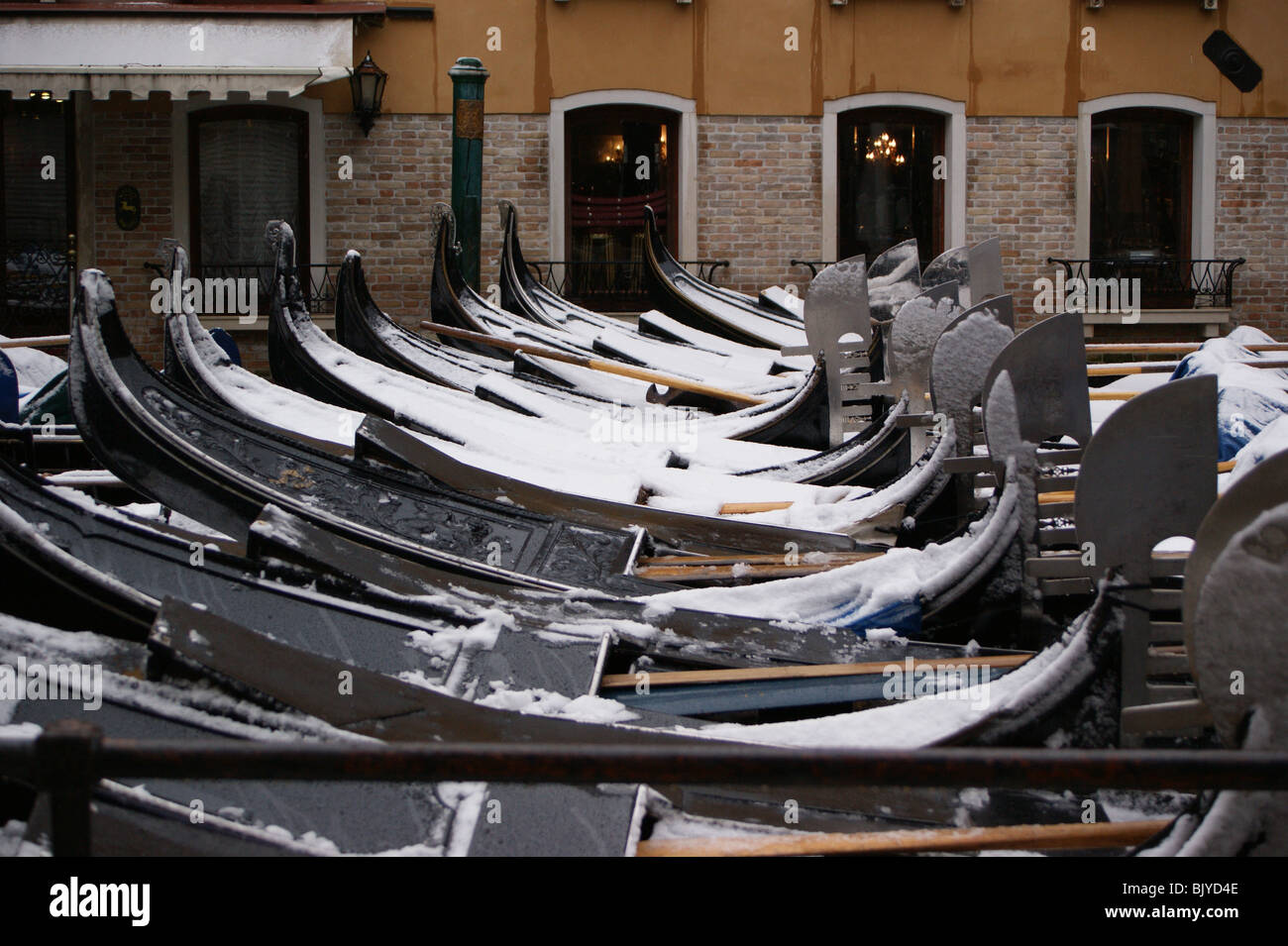 Venezia nella neve - gondole, Bacino Orsoleo Foto Stock