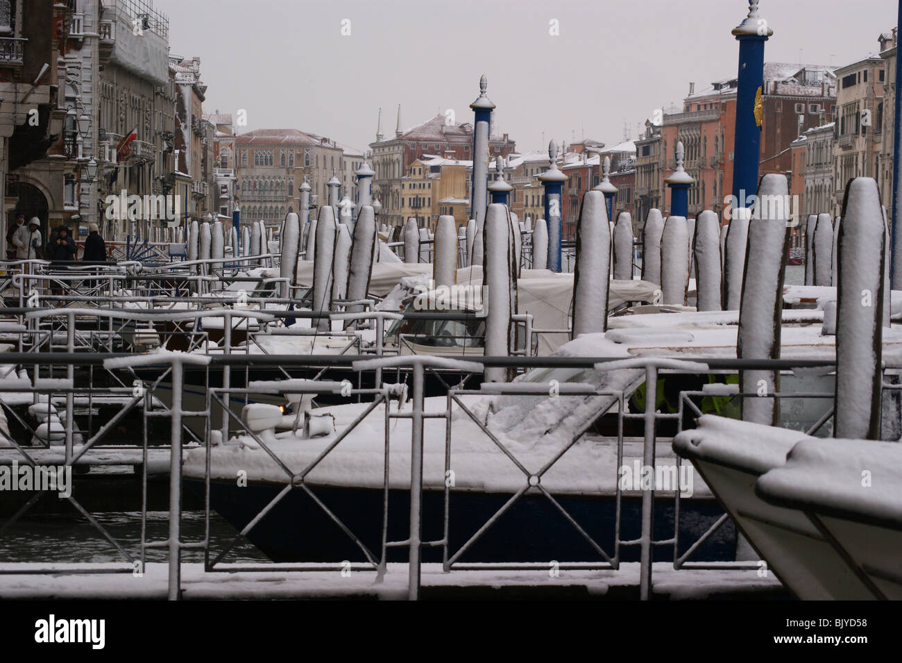Venezia nella neve - taxi acquei, Canal Grande Foto Stock