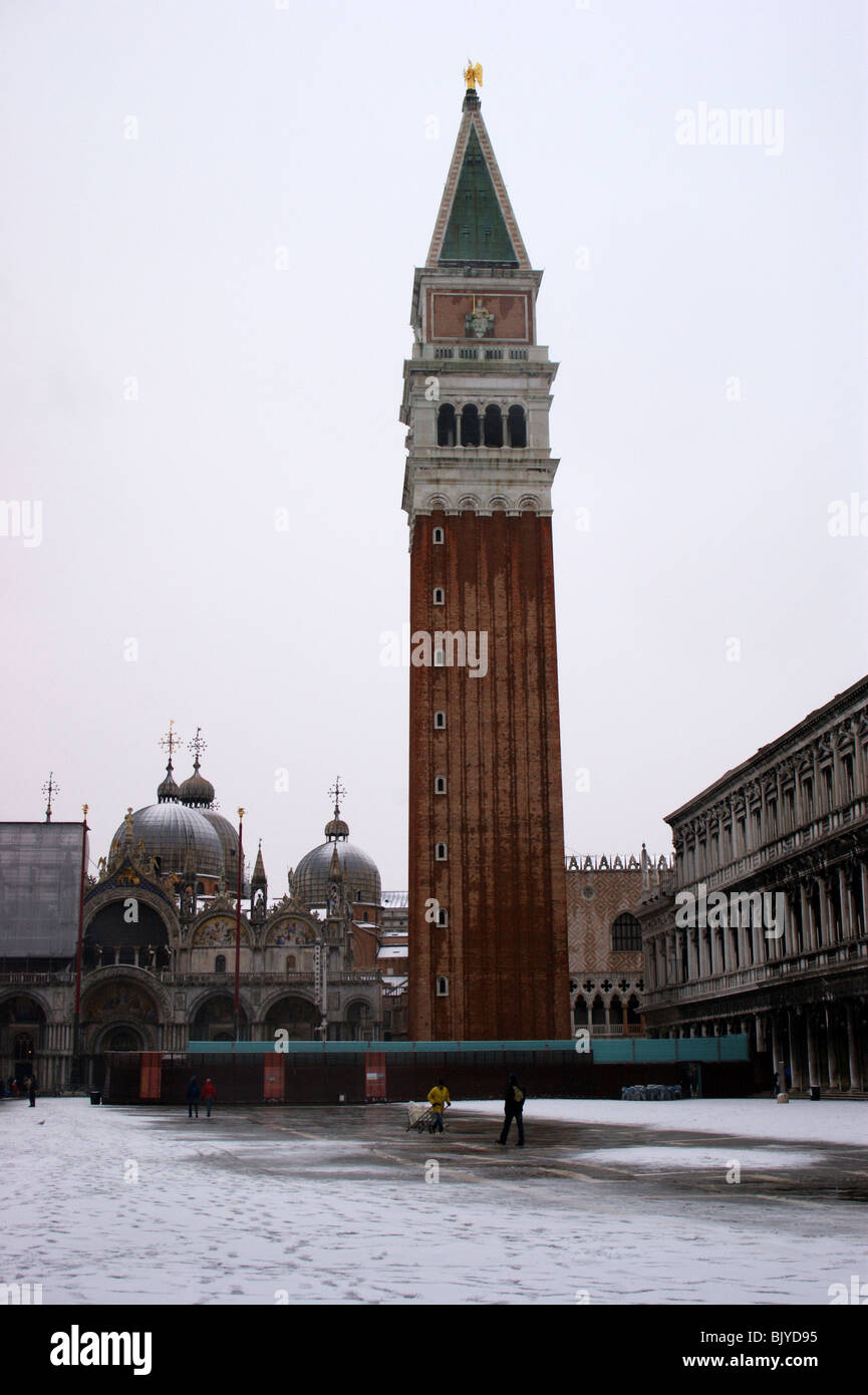 Venezia nella neve - San Marco campanile Foto Stock