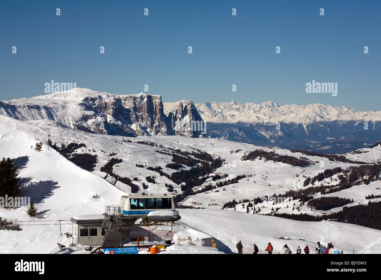 Alpe di Siusi Alpe di Siusi con lo Sciliar Sciliar in background, Selva Gardena Val Gardena Dolomiti Italia Foto Stock