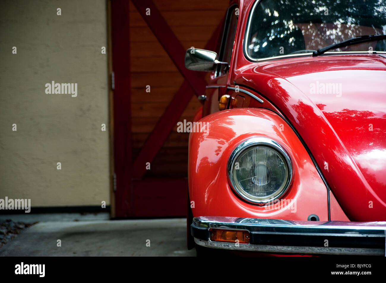 Auto rossa parcheggiato di fronte alla casa Foto Stock