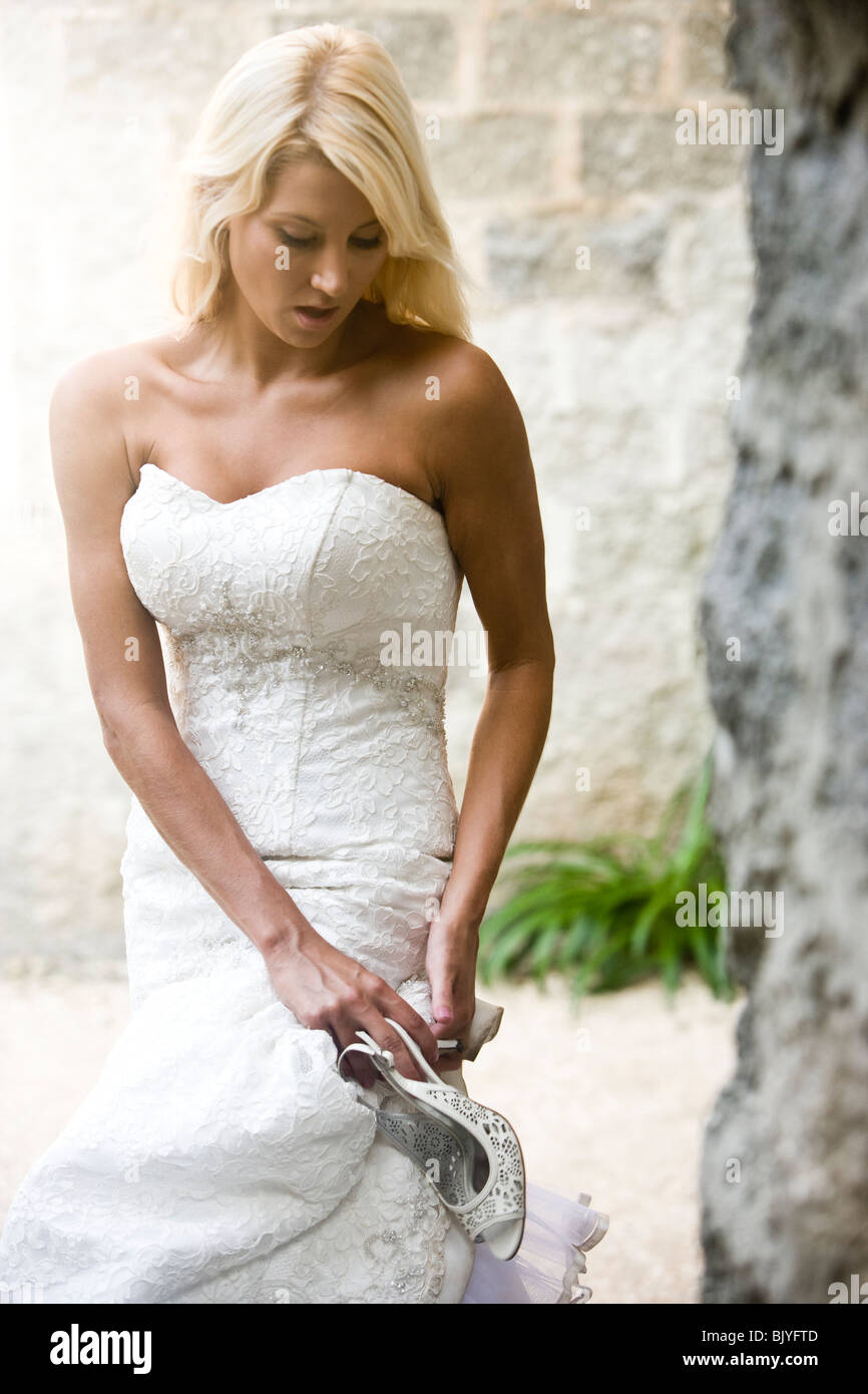 Giovane donna in senza spalline abito bianco cassone di contenimento Foto Stock