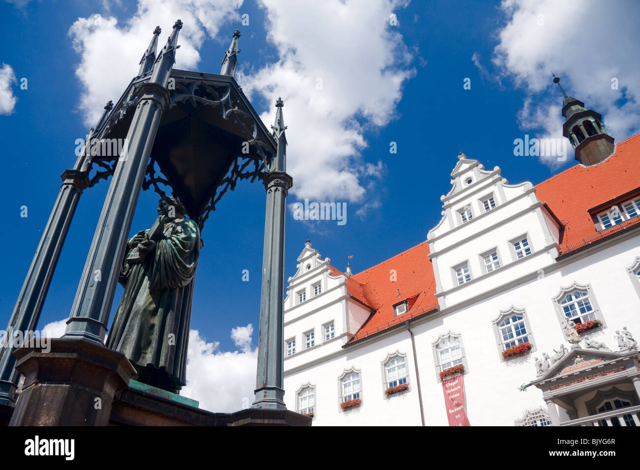 Statua di Martin Lutero di fronte Rathaus in Wittenberg in Germania Foto Stock