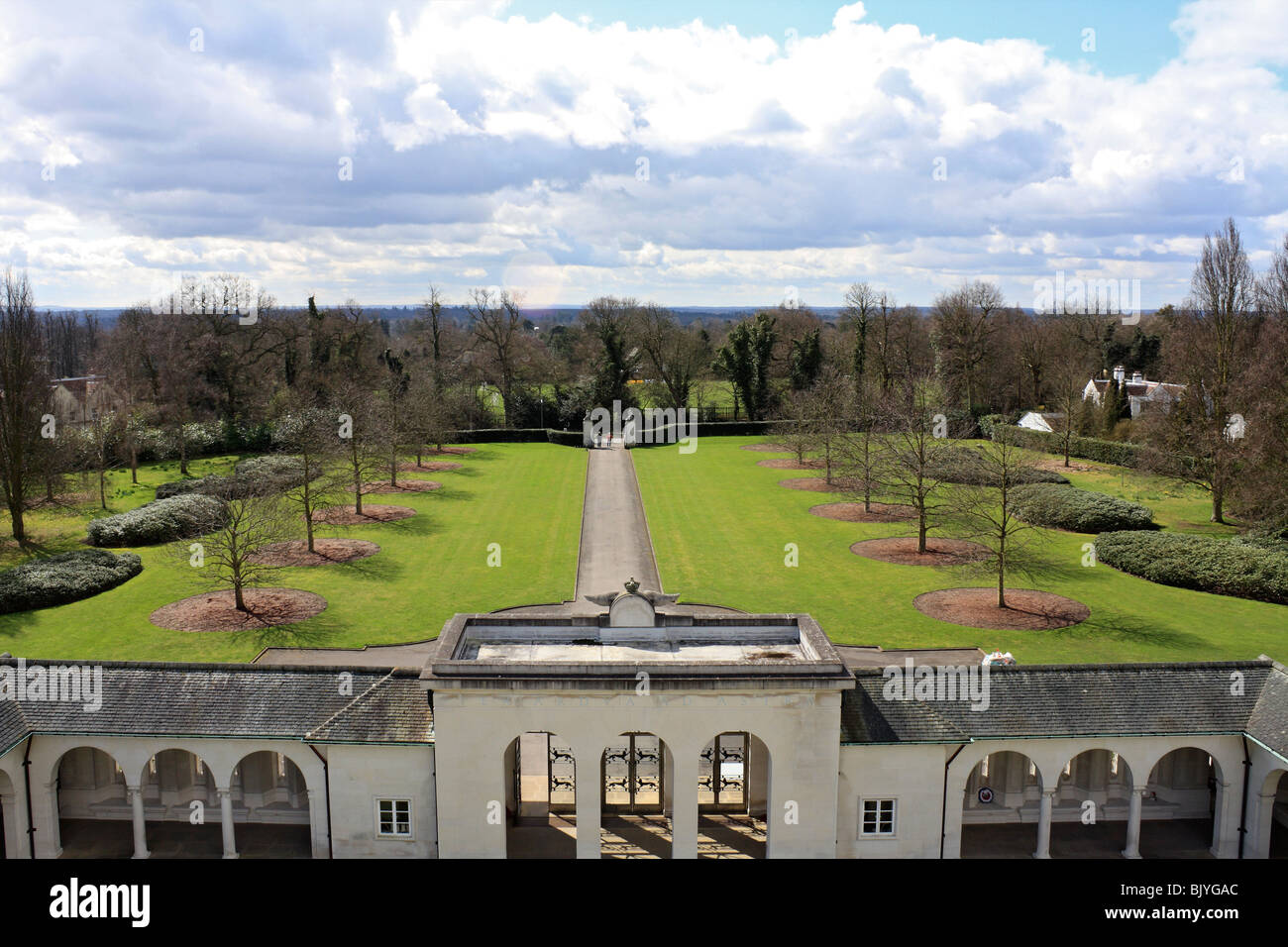 RAF memorial si affaccia sul Fiume Tamigi su Cooper's Hill a Englefield Green, vicino a Windsor, Berkshire, Inghilterra, Regno Unito. Foto Stock