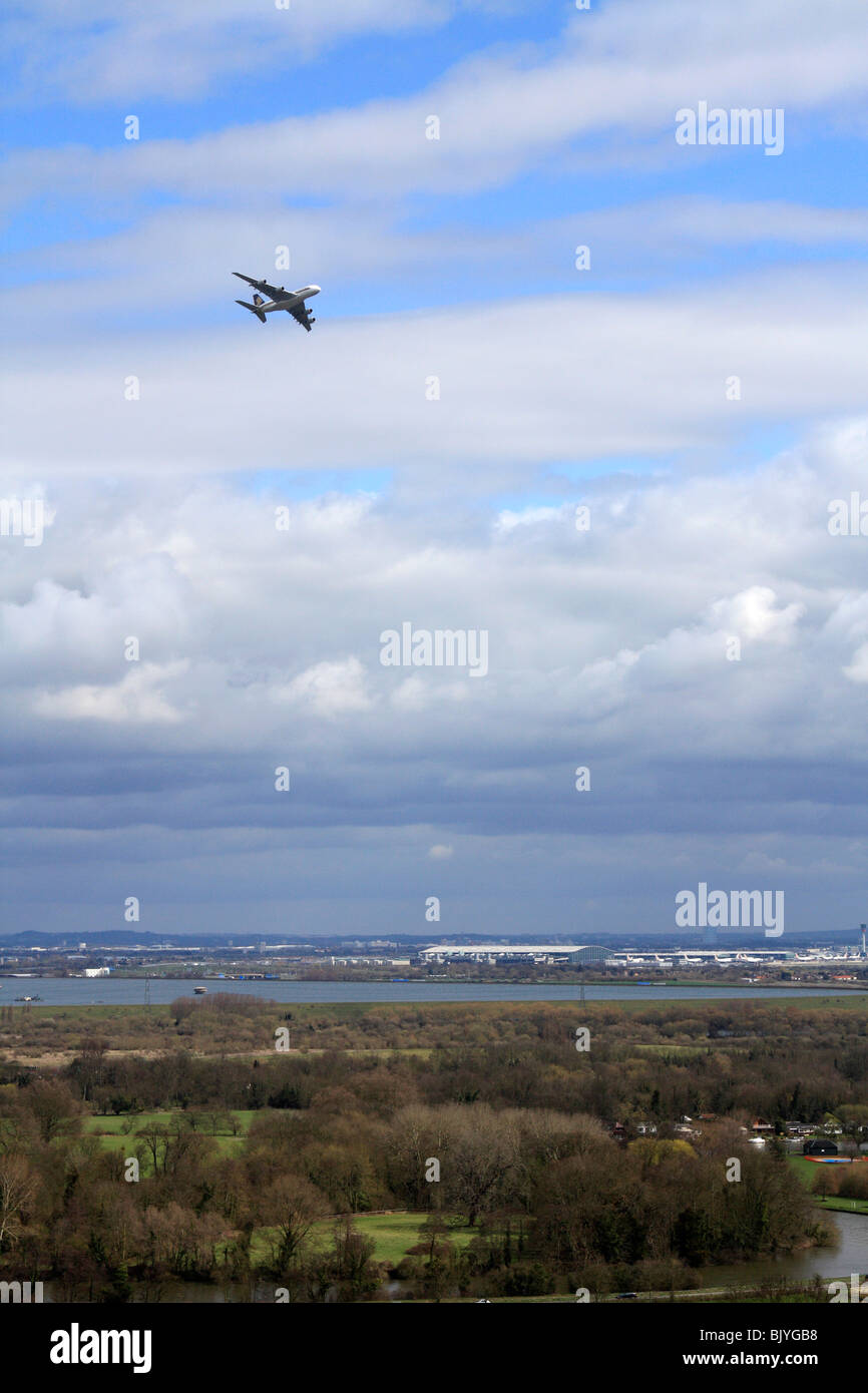 Vista di un380 il decollo dall'aeroporto di Heathrow, da Cooper's Hill a Englefield Green, vicino a Windsor, Berkshire, Inghilterra, Regno Unito. Foto Stock
