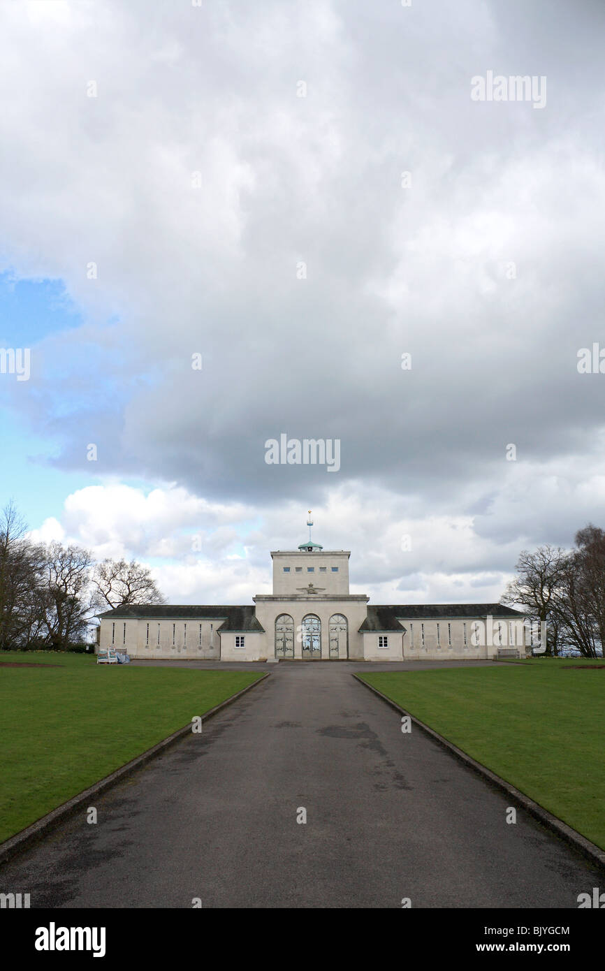 RAF memorial si affaccia sul Fiume Tamigi su Cooper's Hill a Englefield Green, vicino a Windsor, Berkshire, Inghilterra, Regno Unito. Foto Stock
