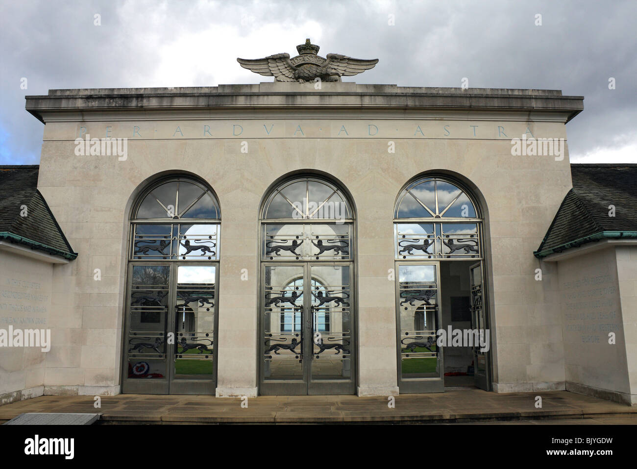 RAF memorial si affaccia sul Fiume Tamigi su Cooper's Hill a Englefield Green, vicino a Windsor, Berkshire, Inghilterra, Regno Unito. Foto Stock
