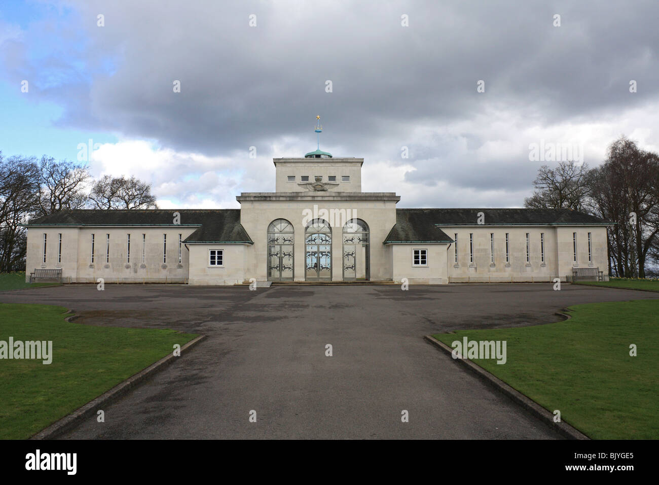 RAF memorial si affaccia sul Fiume Tamigi su Cooper's Hill a Englefield Green, vicino a Windsor, Berkshire, Inghilterra, Regno Unito. Foto Stock