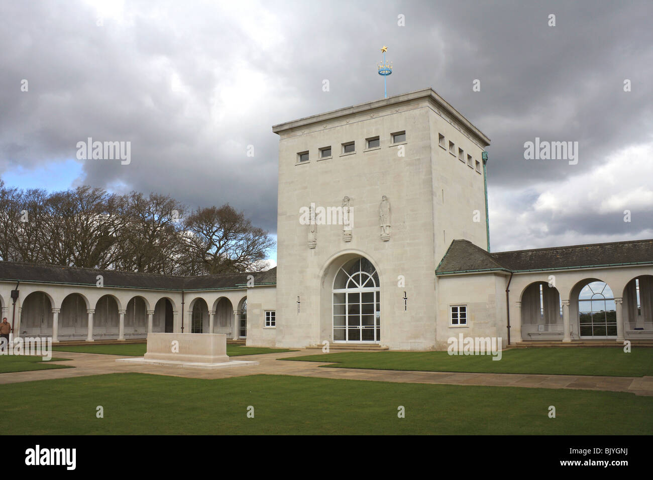 RAF memorial si affaccia sul Fiume Tamigi su Cooper's Hill a Englefield Green, vicino a Windsor, Berkshire, Inghilterra, Regno Unito. Foto Stock
