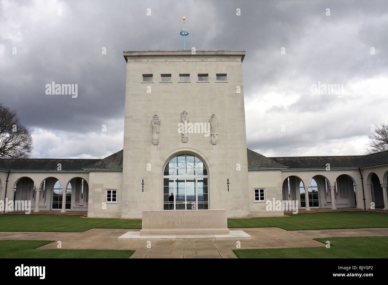 RAF memorial si affaccia sul Fiume Tamigi su Cooper's Hill a Englefield Green, vicino a Windsor, Berkshire, Inghilterra, Regno Unito. Foto Stock