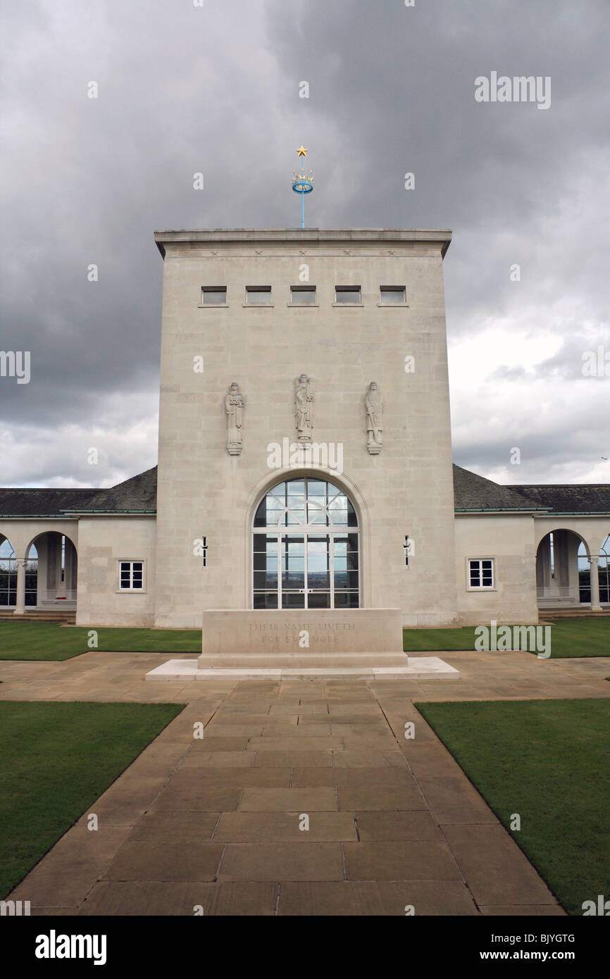RAF memorial si affaccia sul Fiume Tamigi su Cooper's Hill a Englefield Green, vicino a Windsor, Berkshire, Inghilterra, Regno Unito. Foto Stock