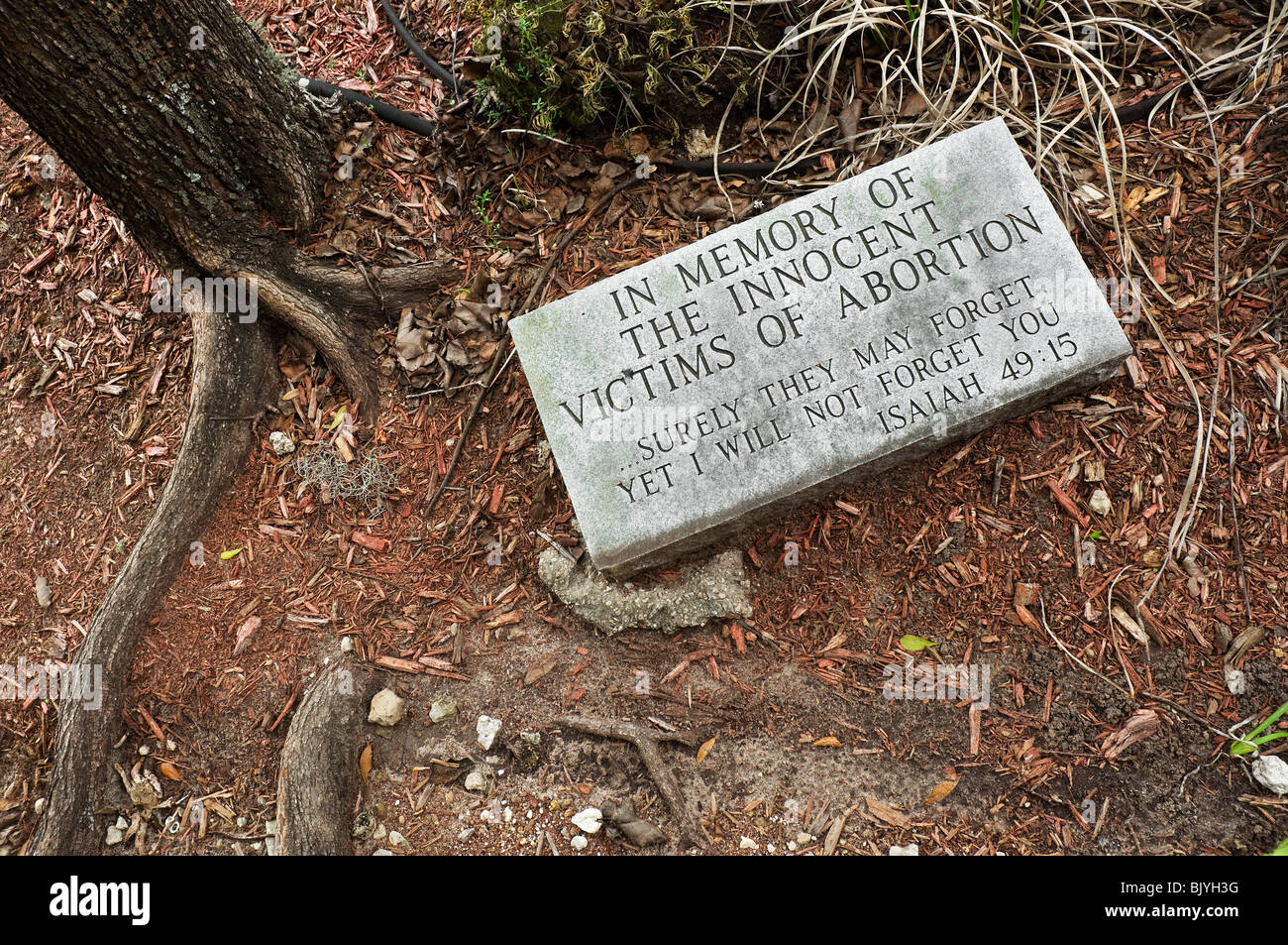 Aborto grave marker nel giardino della chiesa Foto Stock
