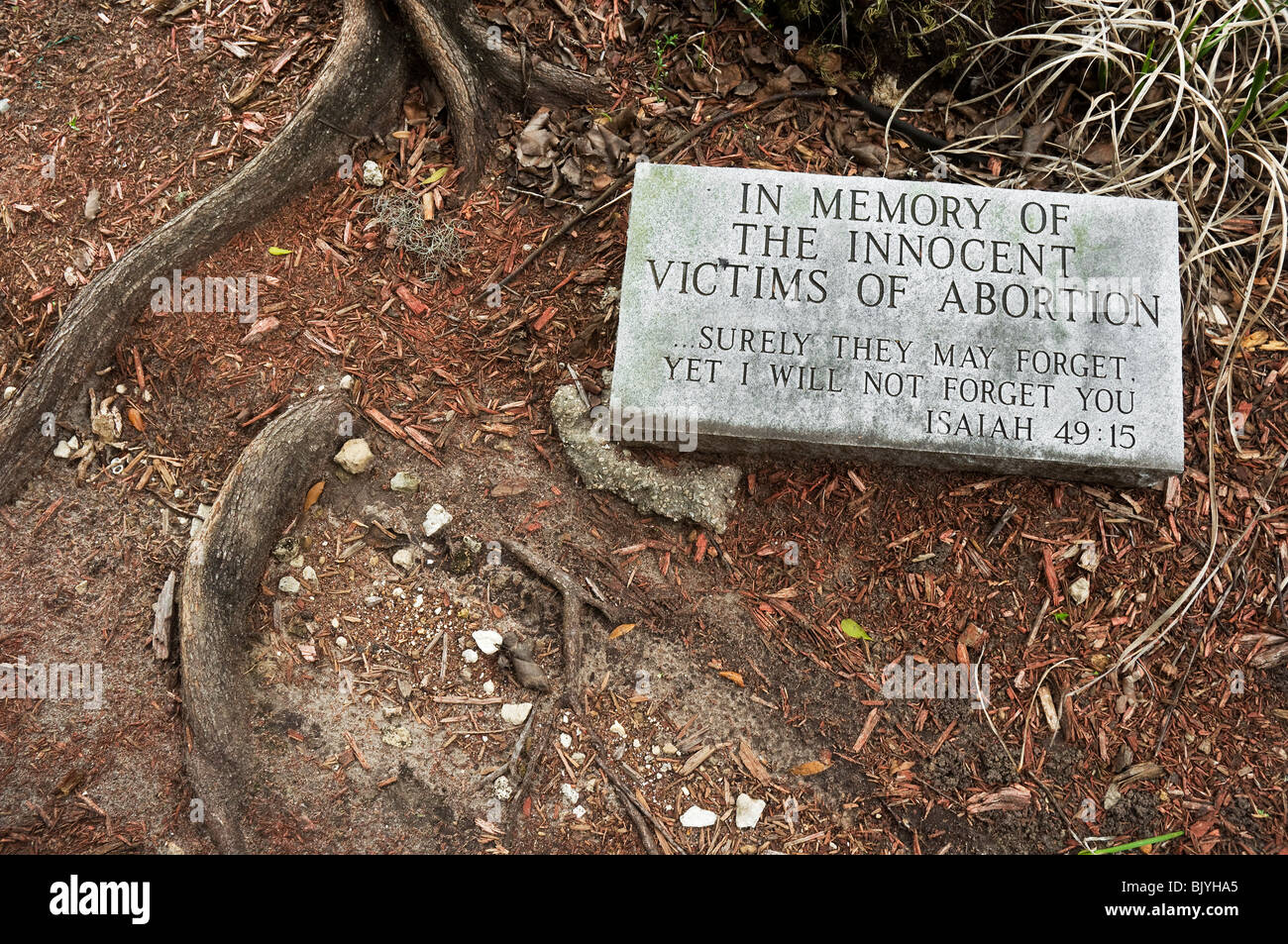 Aborto grave marker nel giardino della chiesa Foto Stock