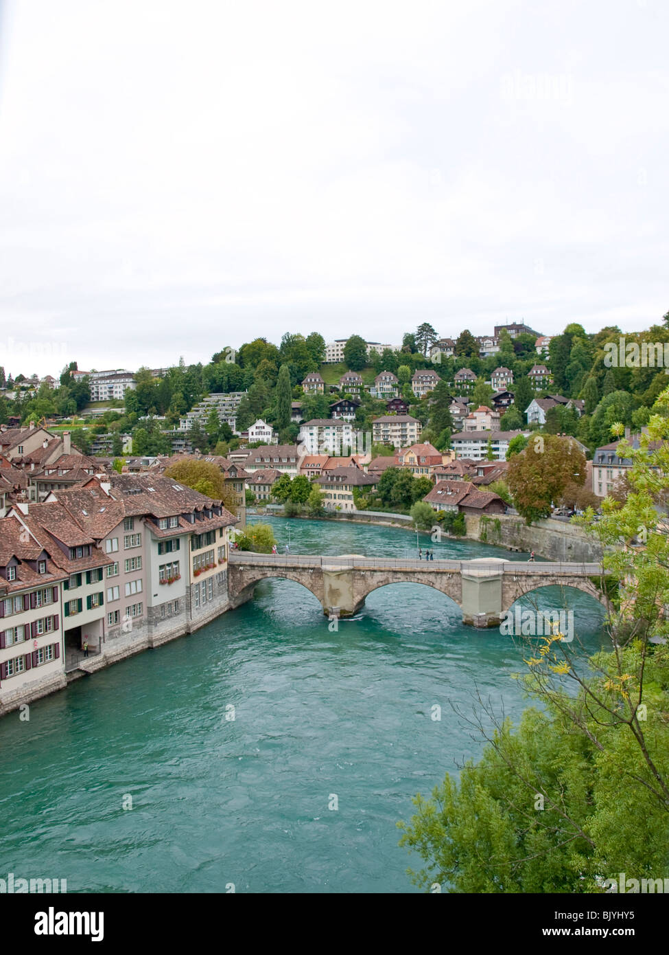 Edifici e ponte lungo il fiume Aare a Berna, Svizzera Foto Stock