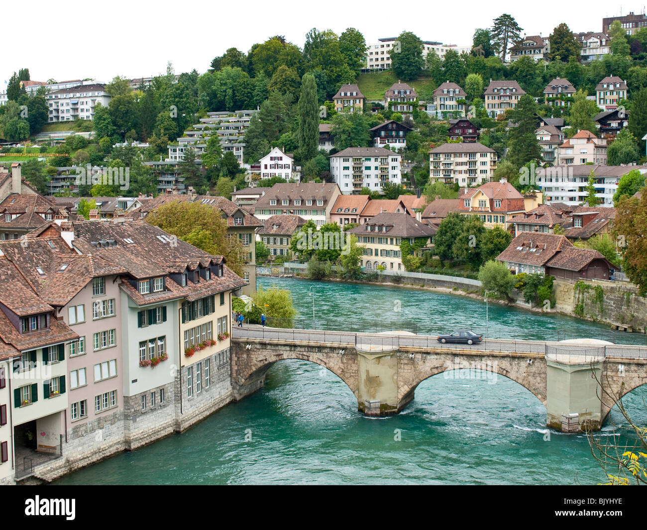 Edifici e ponte lungo il fiume Aare a Berna, Svizzera Foto Stock